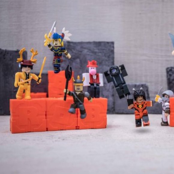 ROBLOX Series 8 Celebrity Mystery Box Cube Mini Figure Virtual Code - Picture 7 of 12